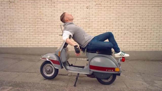 The scooter Vespa Piaggio P 125 X for Macklemore in the clip Downtown of Macklemore and Ryan Lewis