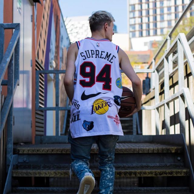 The jersey Supreme NBA that wears the influencer Owaish SB on his Instagram