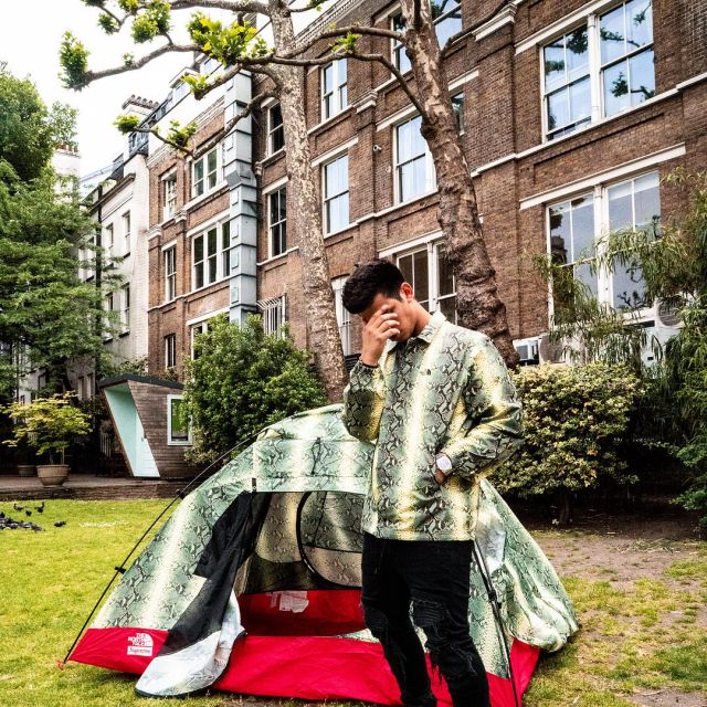 La veste Supreme The North Face Snakeskin Taped Seam Coaches vue sur le compte Instagram de Ari Petrou