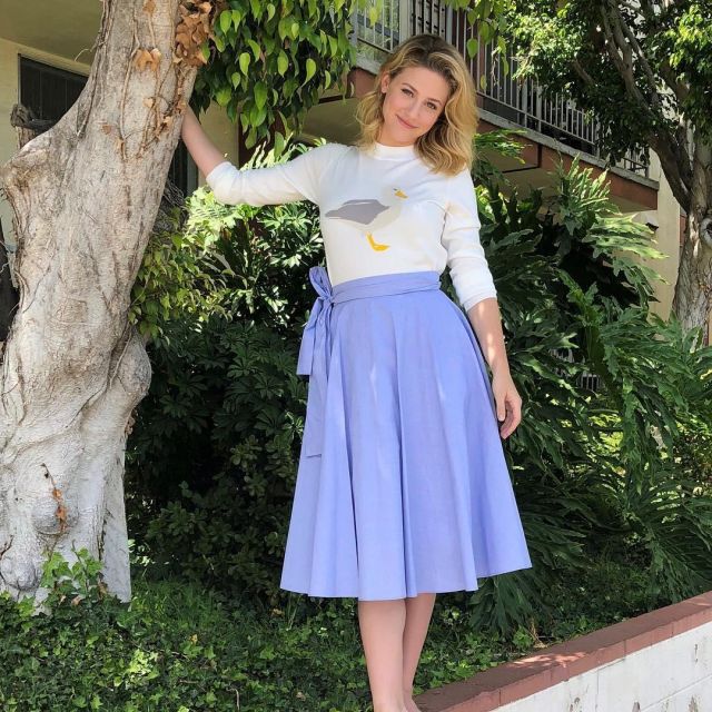 La jupe bleue de Lili Reinhart sur son compte Instagram