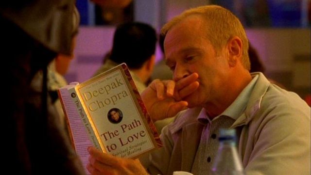 "El camino del amor" libro de Deepak Chopra leído por Seymour Parrish (Robin Williams) en Una hora de foto