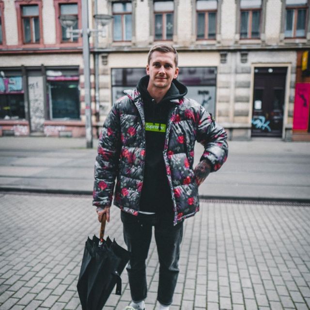 Le manteau Supreme x SI floral noir que porte l'influenceur et youtubeur Willy Iffland sur son Instagram