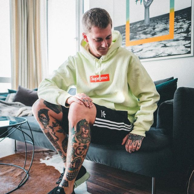 Le hoodie Supreme vert pale que porte l'influenceur et youtubeur Willy Iffland sur son Instagram
