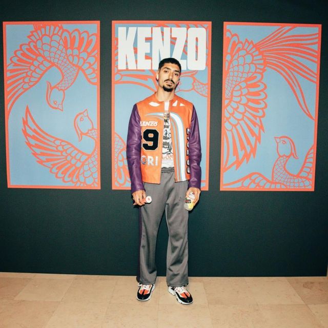 La chaqueta de cuero Kenzo naranja y púrpura que lleva Sneazzy en su cuenta de Instagram
