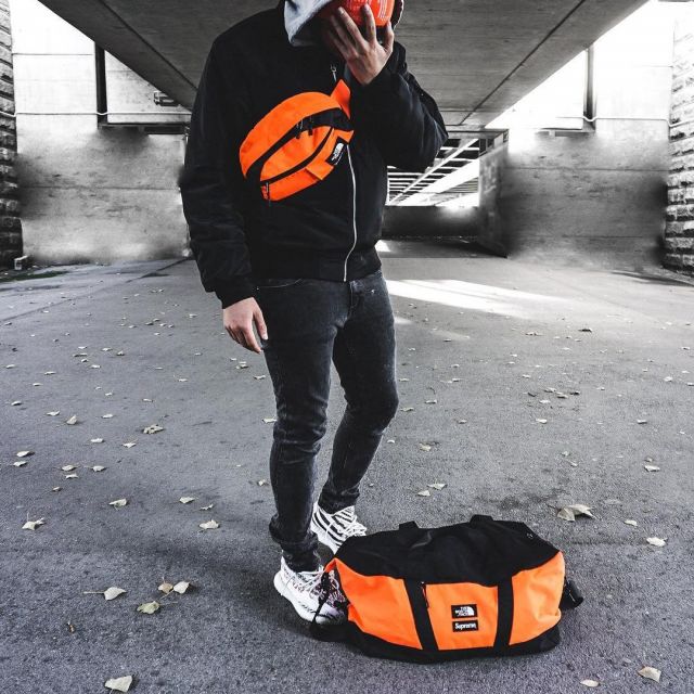 The bag The North Face orange that is on the influencer Mux Jasper on his Instagram