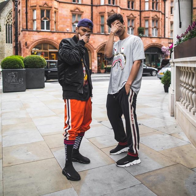 Le pantalon orange Gucci que porte l'influenceur Ari Petrou sur son Instagram