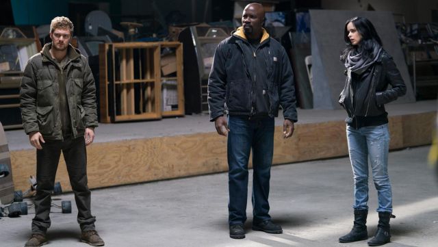 De noir et de jaune hoodie, portés par Luke Cage (Mike Colter) comme on le voit dans Marvel Les Défenseurs S01E06