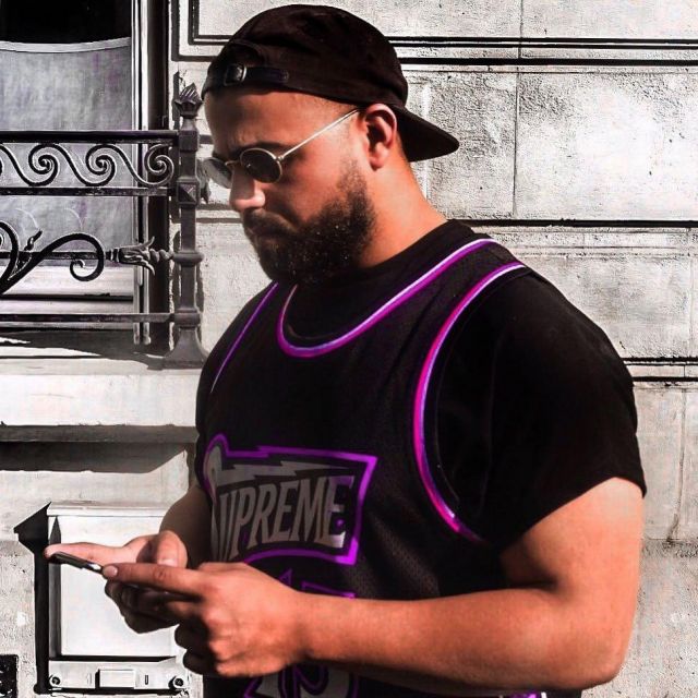 The jersey Supreme black what does the influencer Ryan Murad on his Instagram