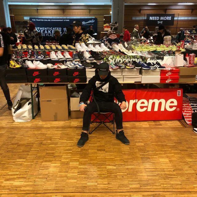 Le hoodie noir Supreme que porte l'influenceur Yung Kevin sur son Instagram