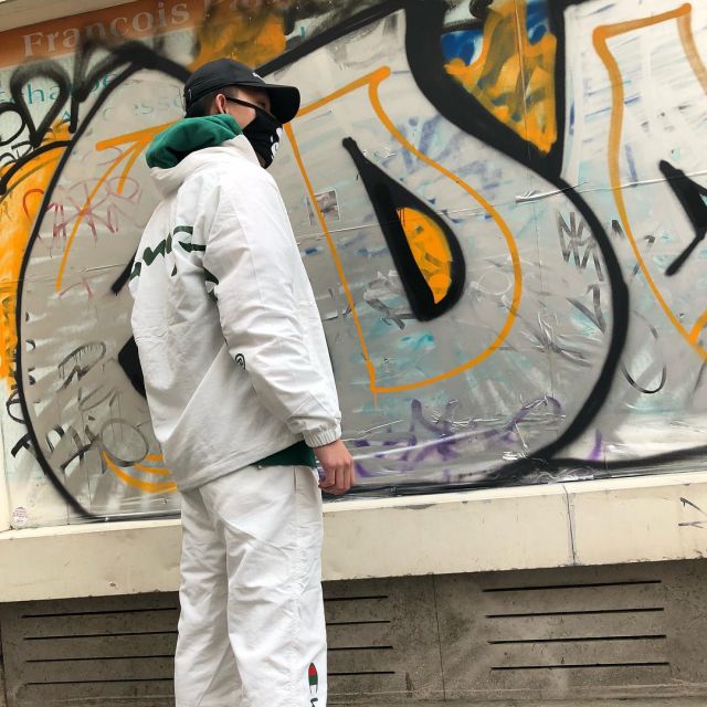 La veste blanche Champion Supreme que porte l'influenceur Yung Kevin sur son Instagram