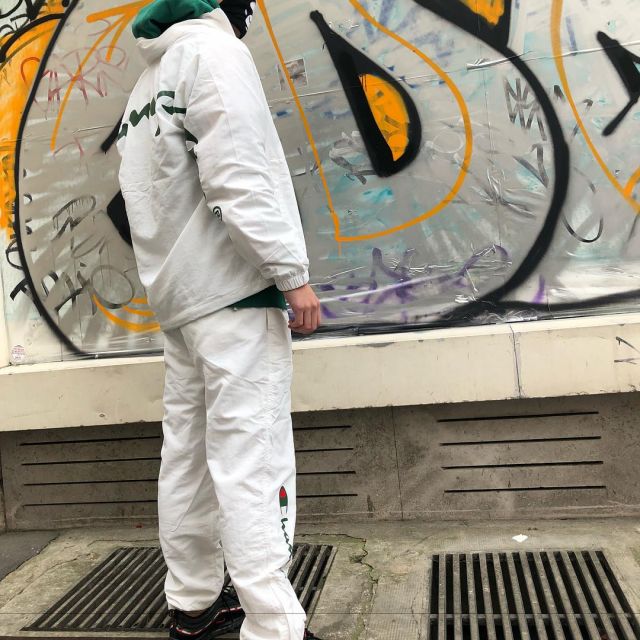 Le pantalon blanc Champion que porte l'influenceur Yung Kevin sur son Instagram