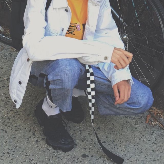 La ceinture Vans noire et blanche que porte Lythan Cottaz sur son post Instagram