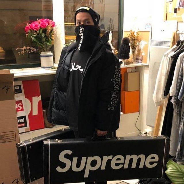 Le hoodie noir Supreme logo arabique que porte l'influenceur Yung Kevin sur son Instagram