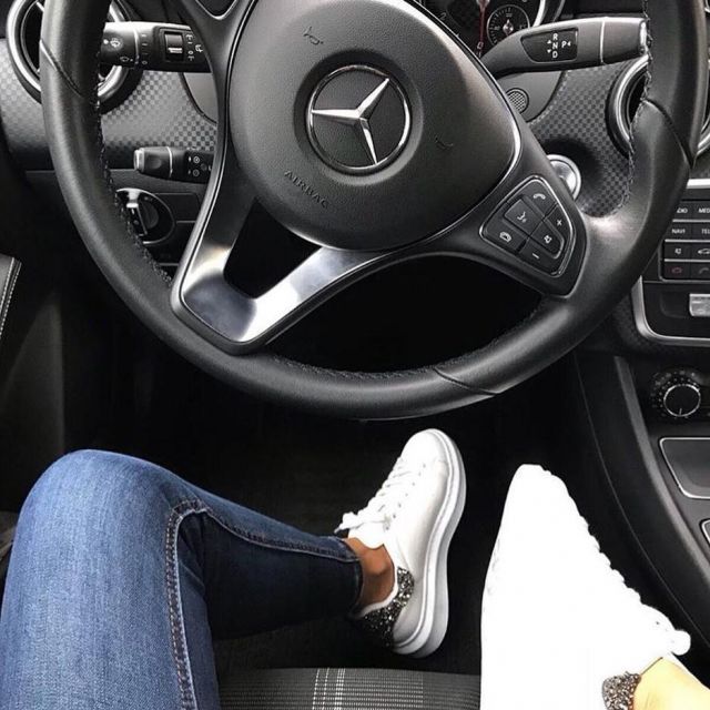 sneakers alexander mcqueen white with details in glitter views on the account Instagram of Wiss K7