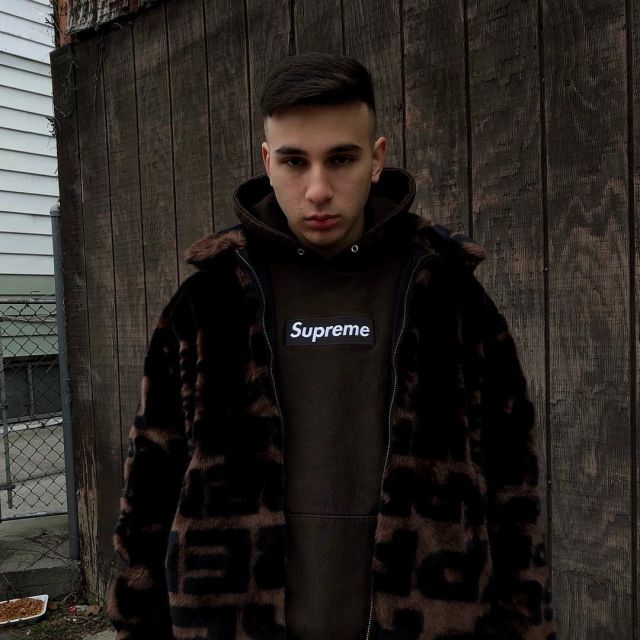 Le manteau Supreme marron que porte l'influenceur Robert Naftali sur son Instagram