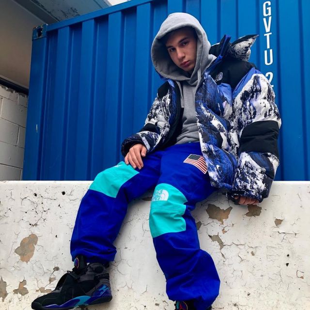 Le pantalon bleu Supreme TNF que porte l'influenceur Robert Naftali sur son Instagram