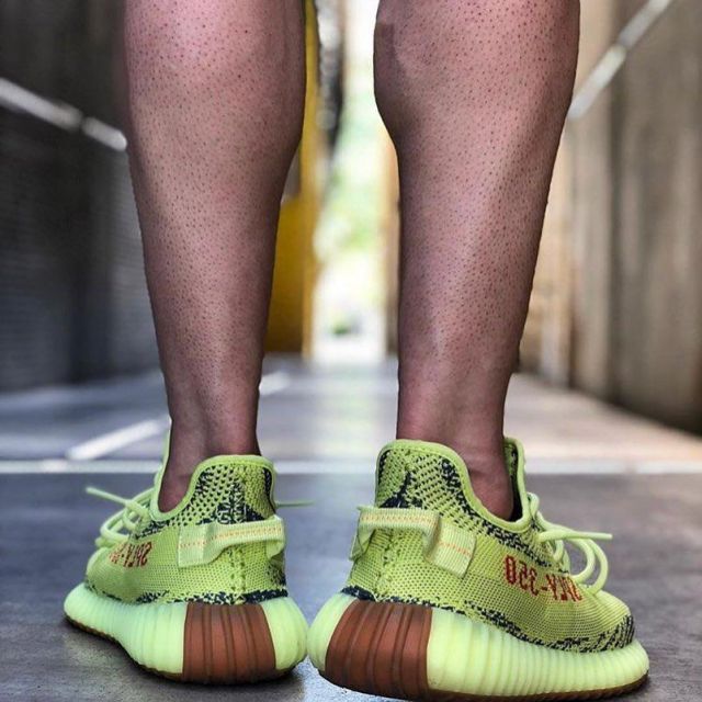 Les Yeezy Boost 350 V2 jaune sur le compte Instagram @yeezyboosts
