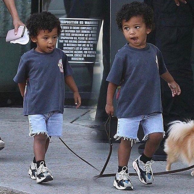 Les Yeezy Boost wave runner 700 sur le compte Instagram @yeezyboosts