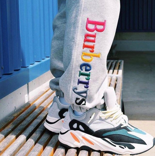 Les Yeezy Boost wave runner 700 sur le compte Instagram @yeezyboosts