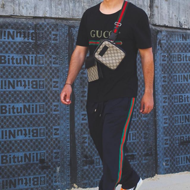 The black t-shirt Gucci that carries the influencer Del Ten on his Instagram