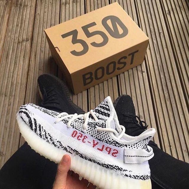 Les Yeezy Boost 350 V2 oreo noir et blanc sur le compte Instagram @yeezyboosts
