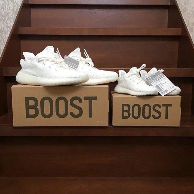 Les Yeezy Boost 350 V2 blanc sur le compte Instagram @yeezyboosts