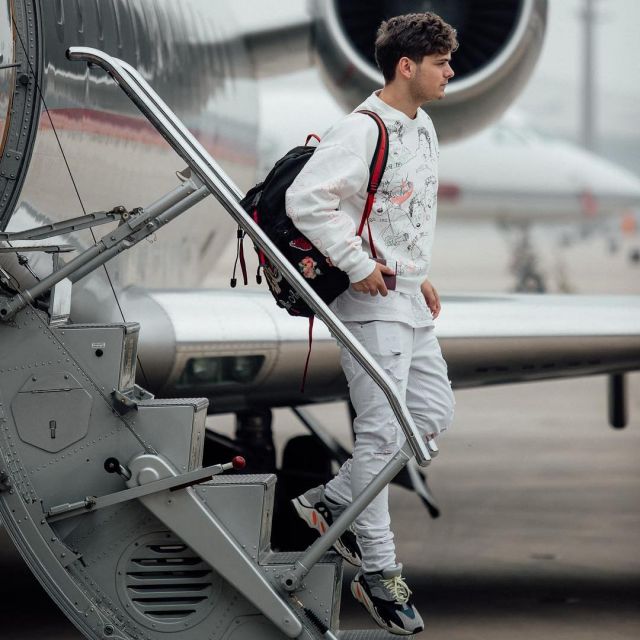 Le Jean blanc troué de Martin Garrix sur son compte Instagram
