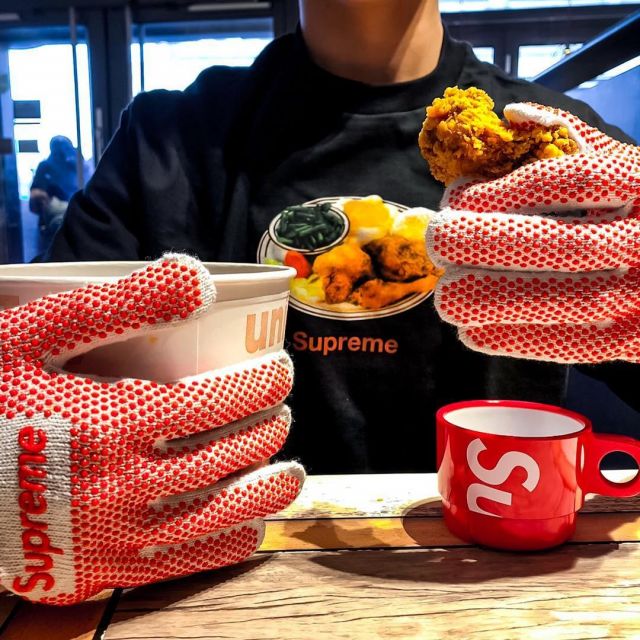 The red gloves and white Supreme that brings the influencer Hyped Jason on his Instagram