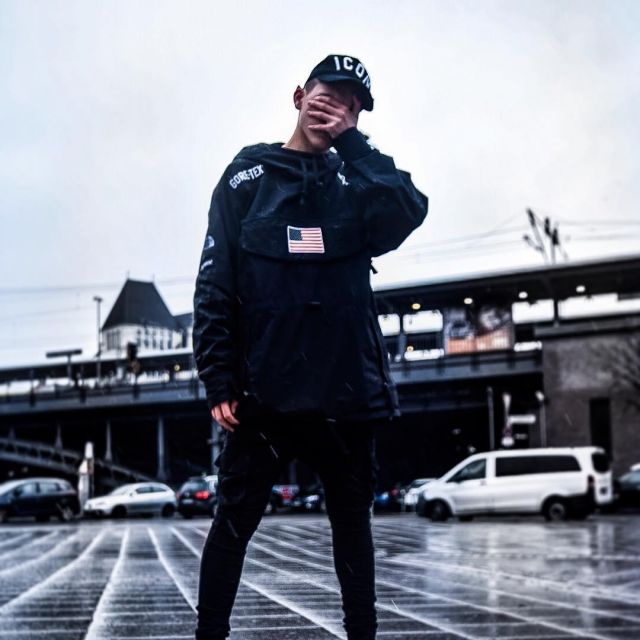 Parka black Supreme The North Face that bears the influencer Hyped ...