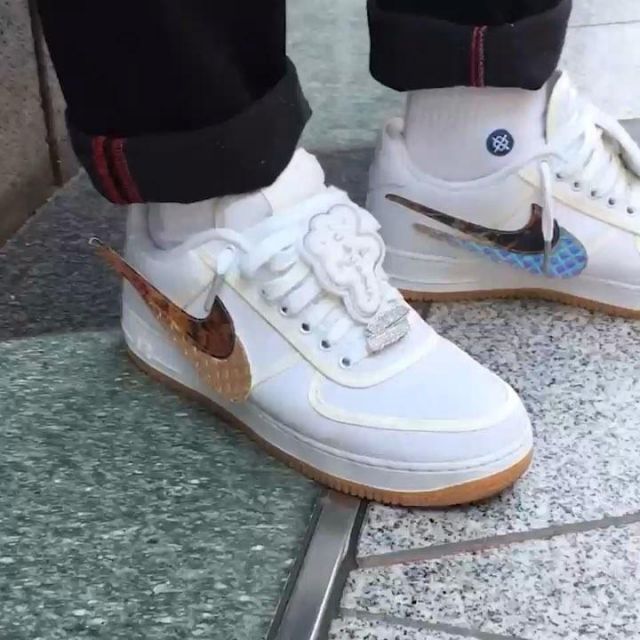 Af1 travis scott that door, "gramps" on the account instagram of the ifluenceur jaadiee
