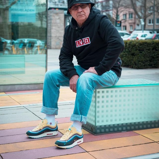 The sean wotherspoon 1/97 that door, "gramps" on the account instagram of the ifluenceur jaadiee