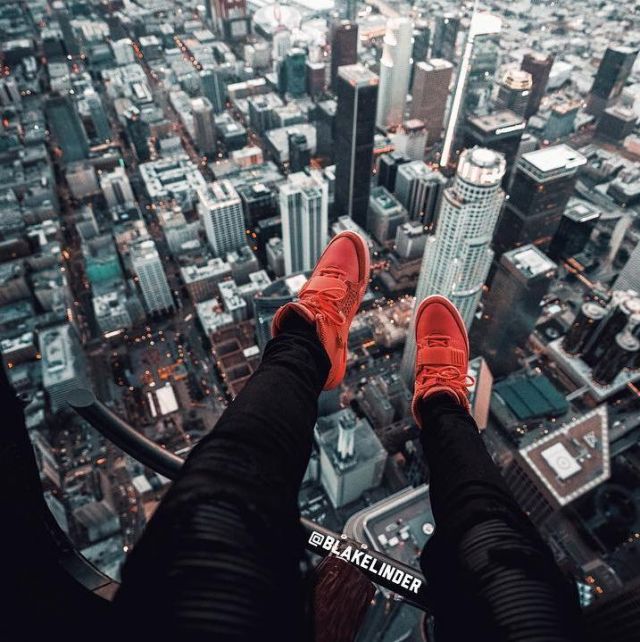 Las Nike Air Yeezy 2 sp "RED OCTOBER" que lleva Blake Tinder en su cuenta de Instagram