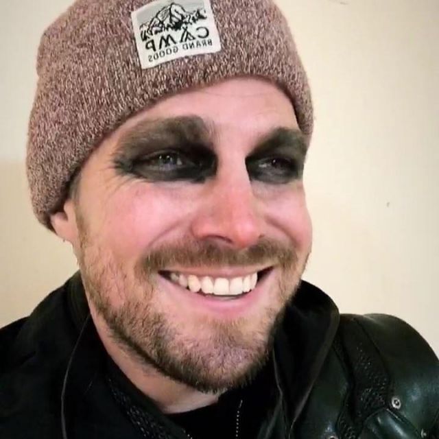 The bonnet Camp worn by Stephen Amell (on the shooting of the Arrow) on his account Instagram
