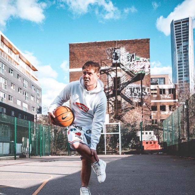 Le short blanc NBA Supreme que porte Callum Hine sur son compte Instagram