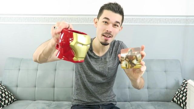 The cup Iron man in the  video surprise bag of geek the hitek box of  Adri Geek
