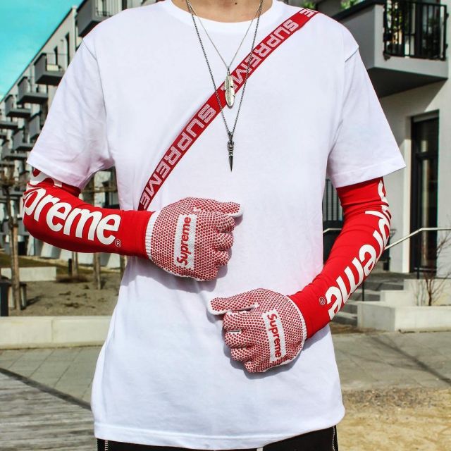 The red gloves and white brand Supreme that brings the influencer Moe Sommer on his Instagram