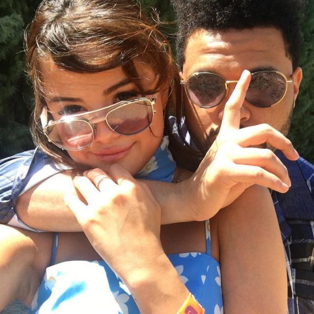 La paire de lunettes de soleil portée par Selena Gomez sur son post instagram
