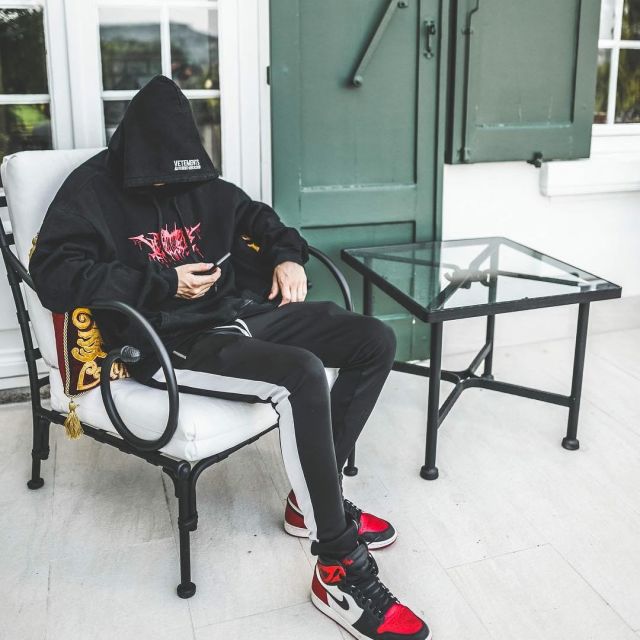 Les sneakers rouges, blanches et noires Nike Air Jordan 1 Bred Toe de l'influenceur Vincent Mesmer aka "Sjkvin" sur son Instagram