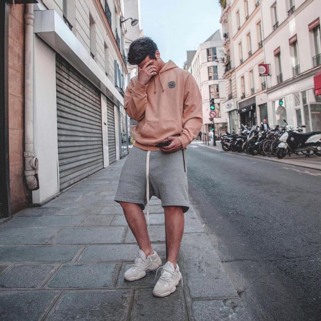 Les sneakers adidas Yeezy 500 Blush vues sur le compte Instagram de Ari Petrou