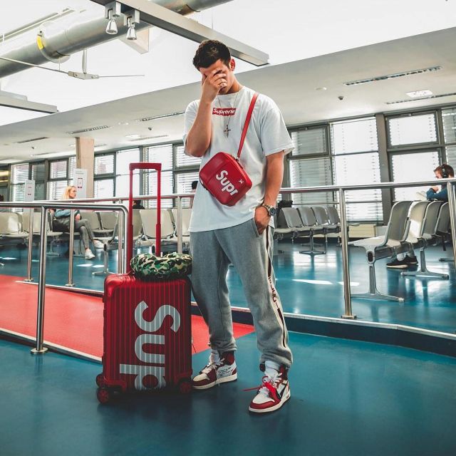 Les sneakers Air Jordan 1 Retro High Off White Chicago vues sur le compte Instagram de Ari Petrou