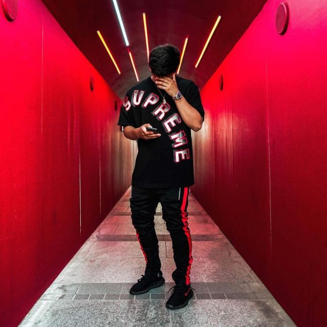 Les sneakers Yeezy Boost 350 V2 "Bred" vus sur le compte Instagram de Ari Petrou
