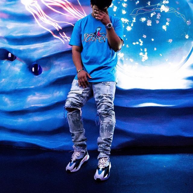 Les sneakers Adidas Yeezy Boost 700 Wave Runner vues sur le compte Instagram de Ari Petrou