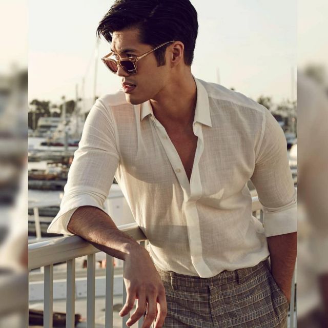 La camisa blanca de Yves Saint Laurent que lució Ross Butler en su cuenta de Instagram