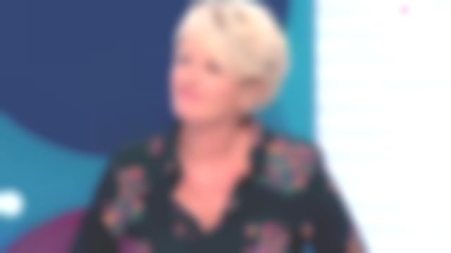 El traje floral negro de Sophie Davant en el espectáculo "C'est au programme" del 26/06/2018