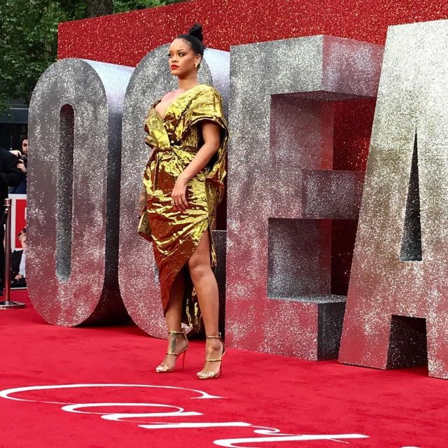 Rihanna miroir d'or sandale en cuir sur son Instagram compte