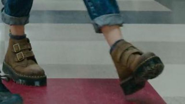 The shoes of Bianca Piper (Mae Whitman) the opening scene of the Duff : the assert