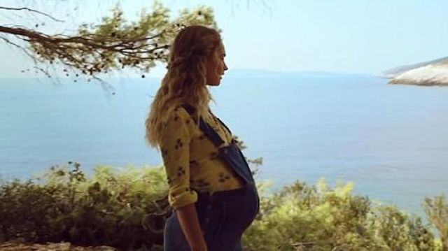 La salopette de grossesse de Dona (Lily James) dans Mamma Mia! Here we go again