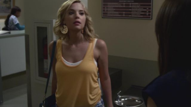 The tank top orange Hanna Marin (Ashley Benson) on Pretty Little Liars S03E06