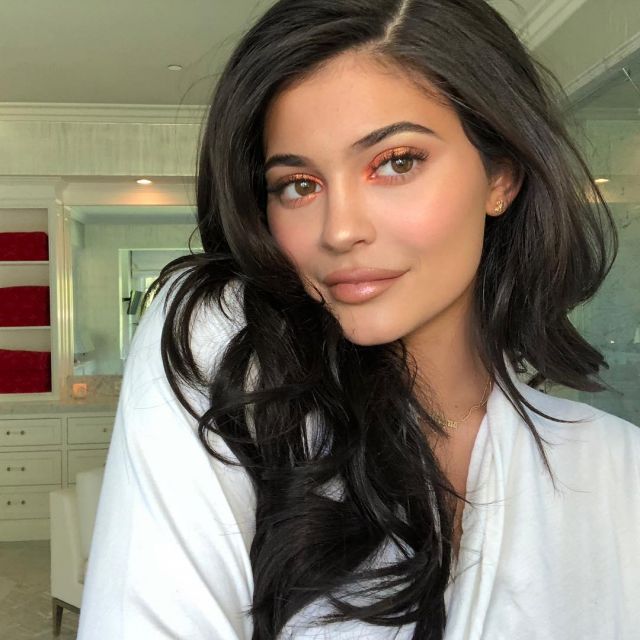 Le rouge à lèvre rose chaud matte Kylie Cosmetics porté par Kylie Jenner sur son compte Instagram