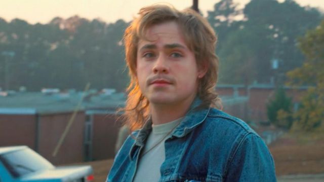 The gray t-shirt from Billy Hargrove (Dacre Montgomery) in Stranger Things Season 2 Episode 2